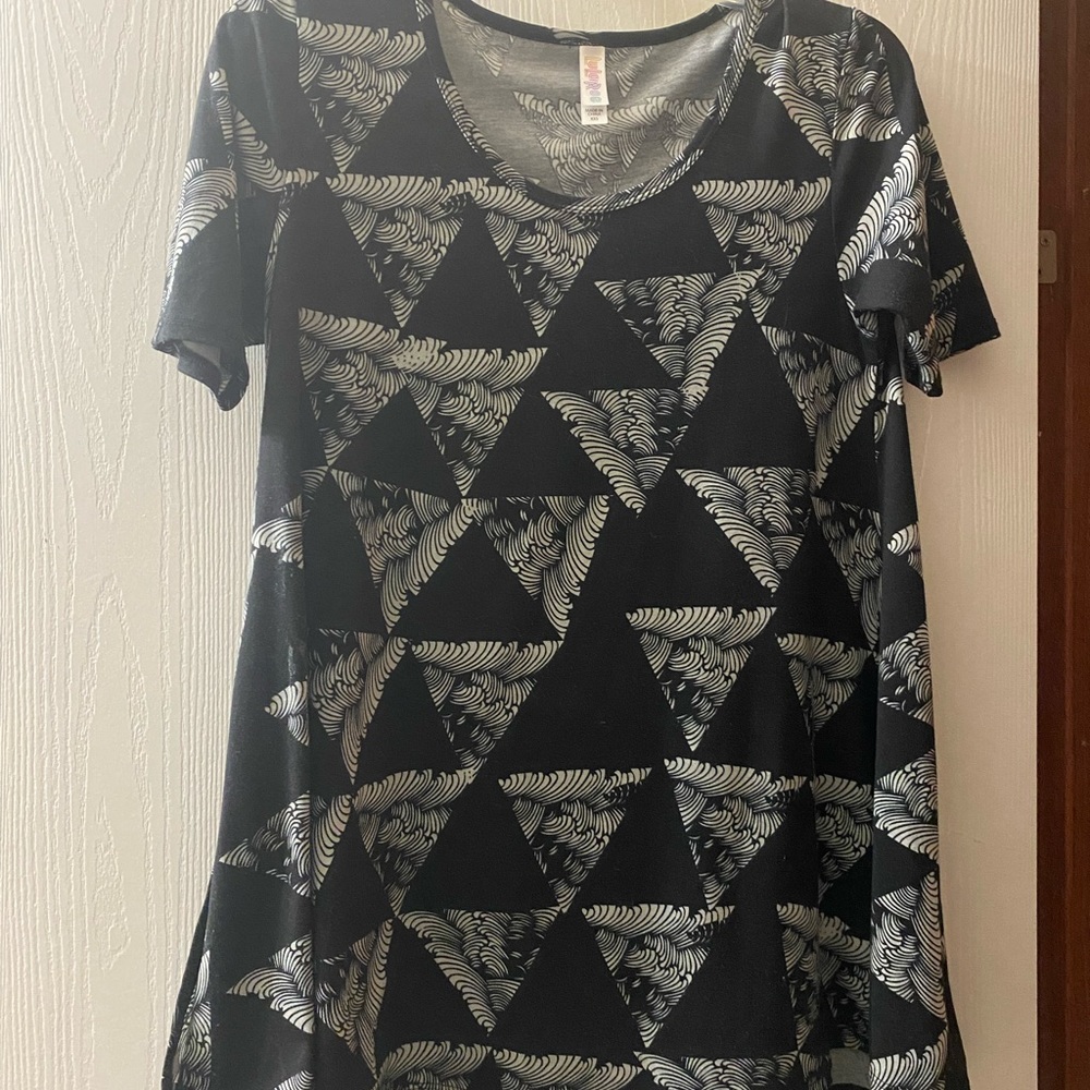Lulu Roe black/white design top.
